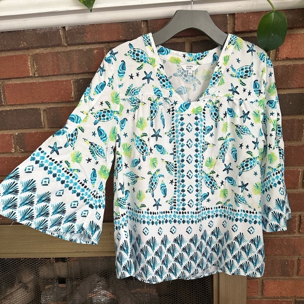 🛍️ Crown & ivy bell sleeve Top excellent condition.
